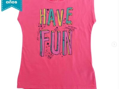 Camiseta rosada con estampado