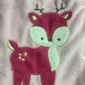 Enterizo para bebé con capucha rosado