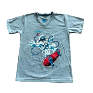 Camiseta infantil gris con estampado de astronauta