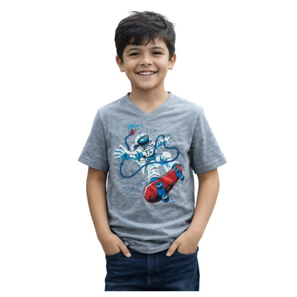 Camiseta infantil gris con estampado de astronauta
