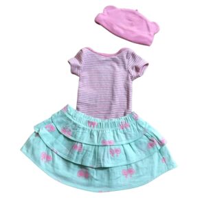 Conjunto para bebé con body rosado, faldita y gorrito