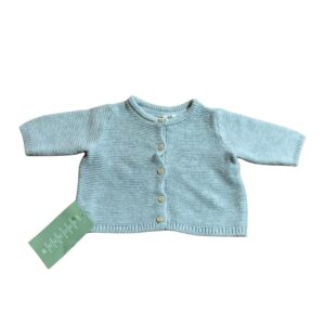 Saco para bebé tejido color claro y cierre frontal