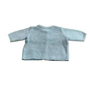 Saco para bebé tejido color claro y cierre frontal