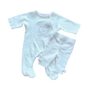 Combo de pijama con bordado de flores