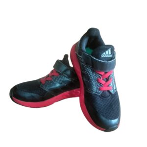 Tenis Adidas negro con rojo talla 31 para niño