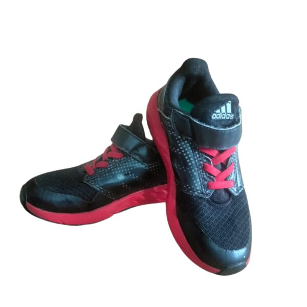 Tenis Adidas negro con rojo talla 31 para niño