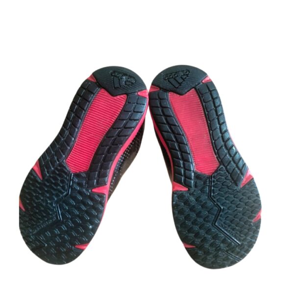 Tenis Adidas negro con rojo talla 31 para niño