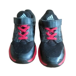 Tenis Adidas negro con rojo talla 31 para niño