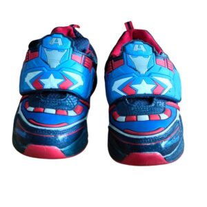 Tenis Marvel talla 32 para niño